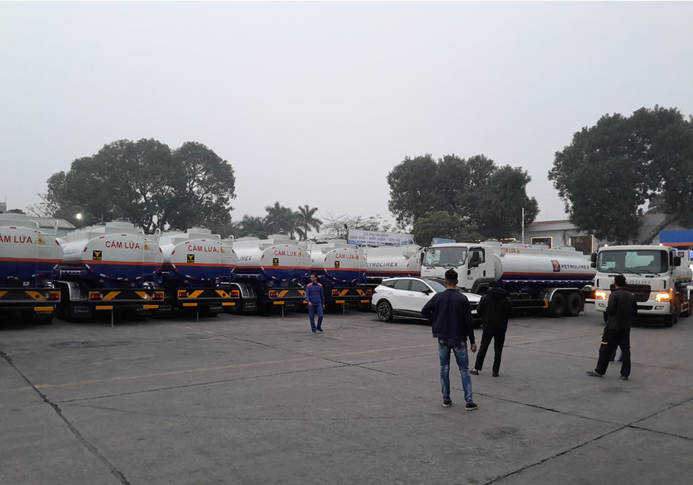 vu-linh-ban-giao-lo-xe-cho-xang-dau-cho-petrolimex-ha-noi-2